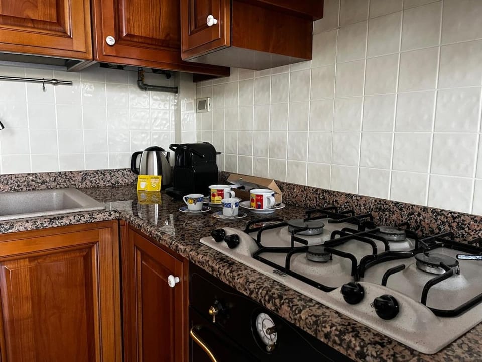 Coffee/tea facilities, Kitchen or kitchenette, stove
