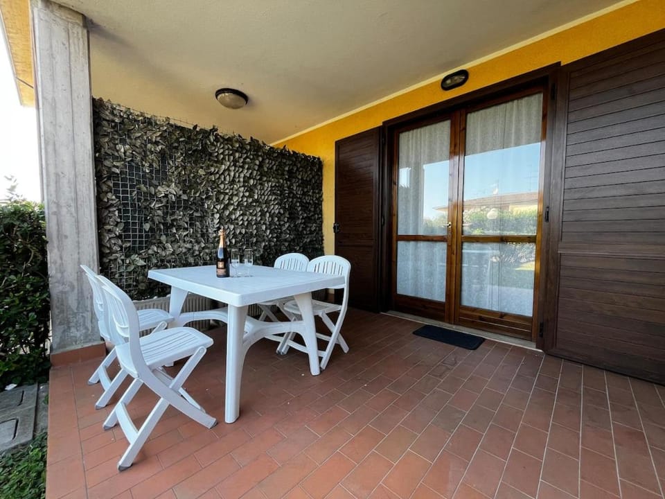 Patio, Day, Balcony/Terrace, Dining area