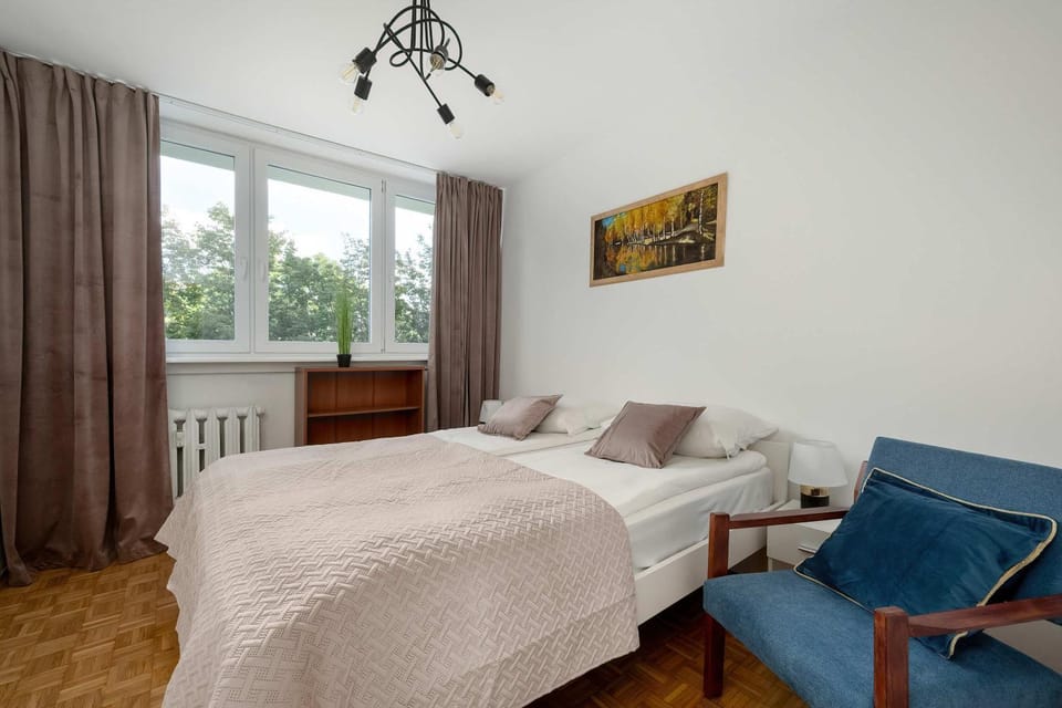 Bed, Photo of the whole room, Seating area, Bedroom