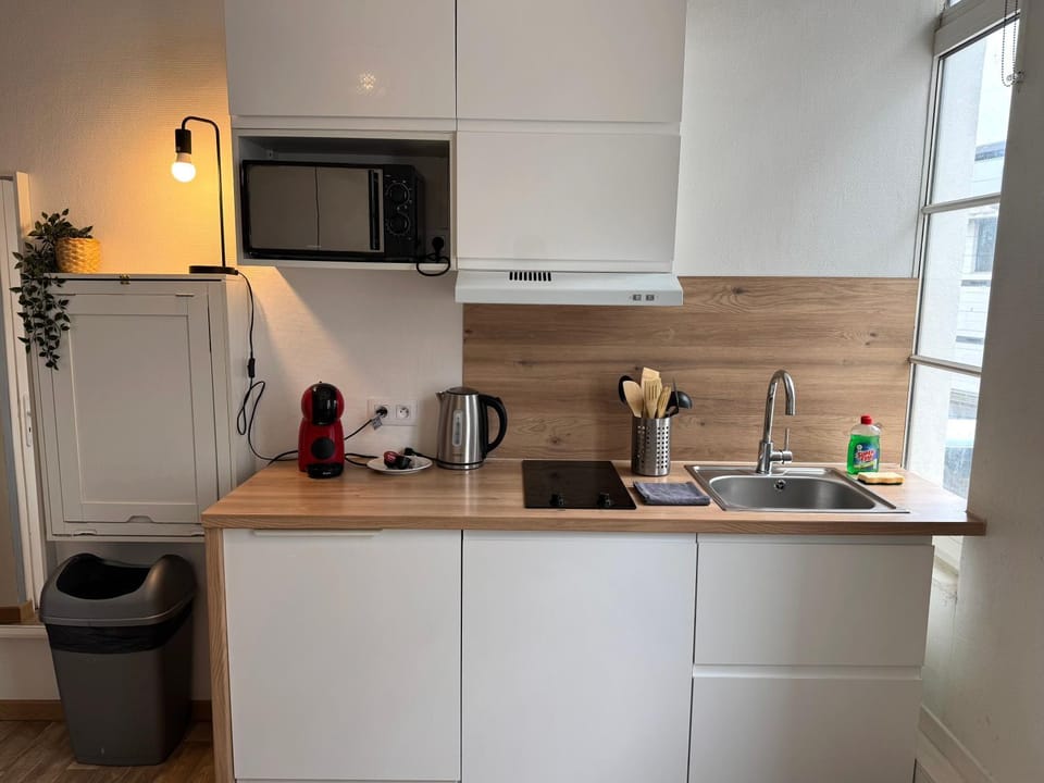 Coffee/tea facilities, Kitchen or kitchenette, microwave, stove