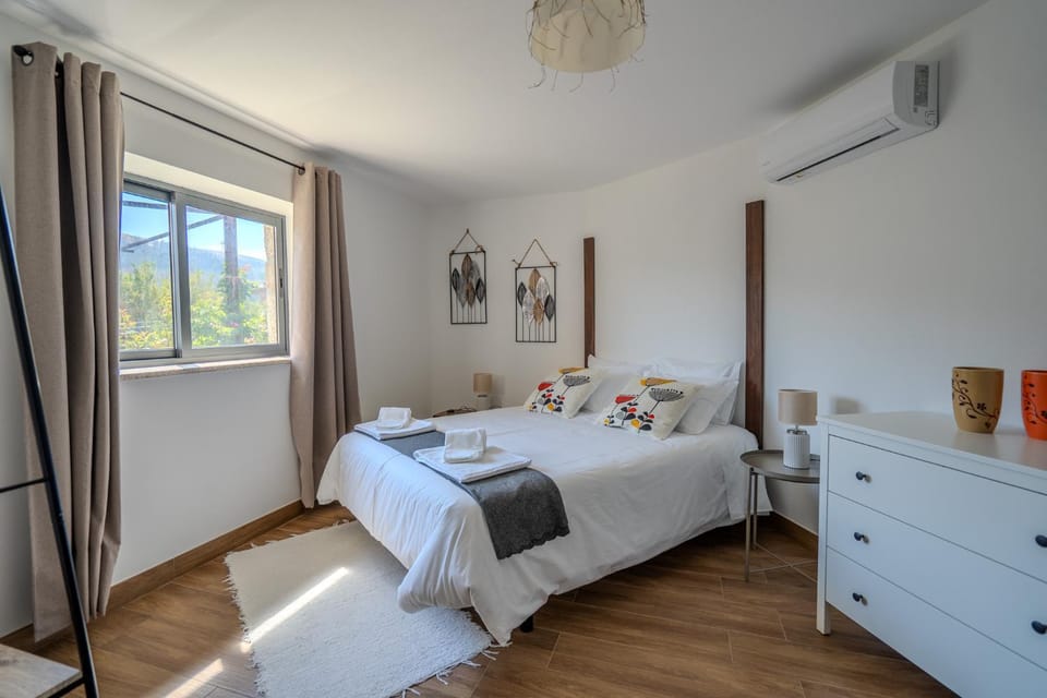 Bed, Photo of the whole room, Bedroom, internet, air conditioner