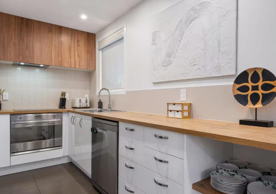 Coffee/tea facilities, dishwasher, microwave, oven, stove, kitchen