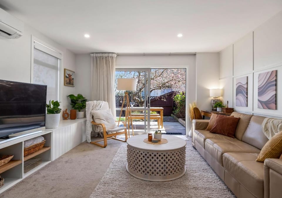 Garden, TV and multimedia, View (from property/room), Living room, Seating area, Evening entertainment, internet