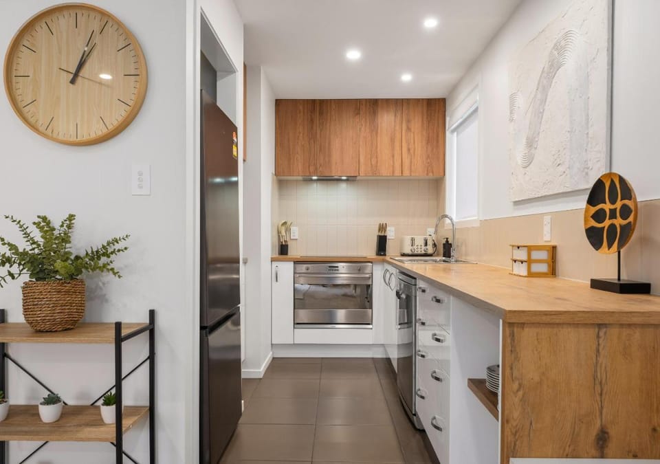 Coffee/tea facilities, dishwasher, microwave, oven, stove, toaster, kitchen