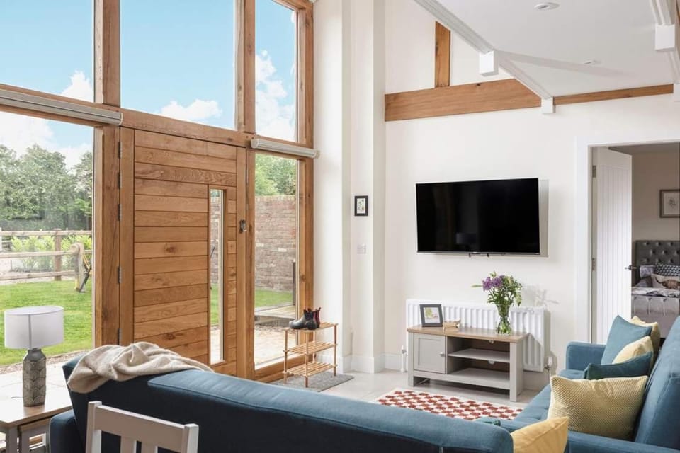 Garden, TV and multimedia, Living room, Seating area, Garden view