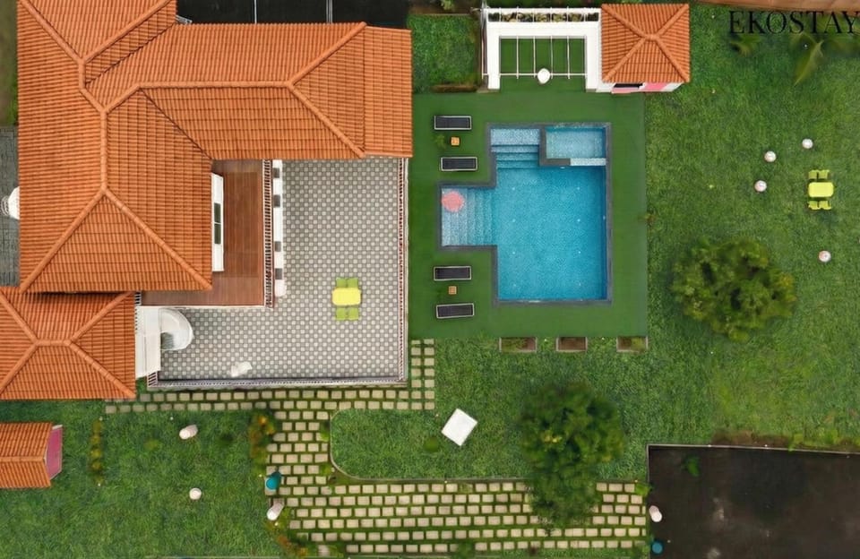 Property building, Day, Bird's eye view, Garden, Pool view, Swimming pool