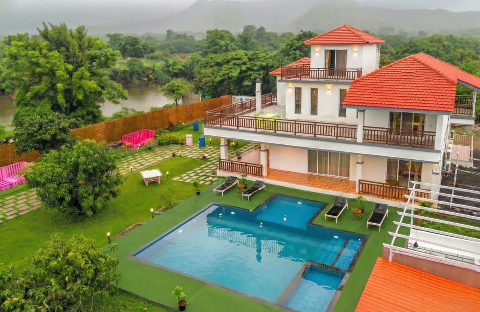 Property building, Spring, Day, Natural landscape, Bird's eye view, Garden, Garden view, Mountain view, Pool view, Swimming pool