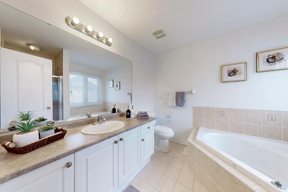 Charming 4-bed Home Away From Home in Brampton, ON Apartment in Brampton