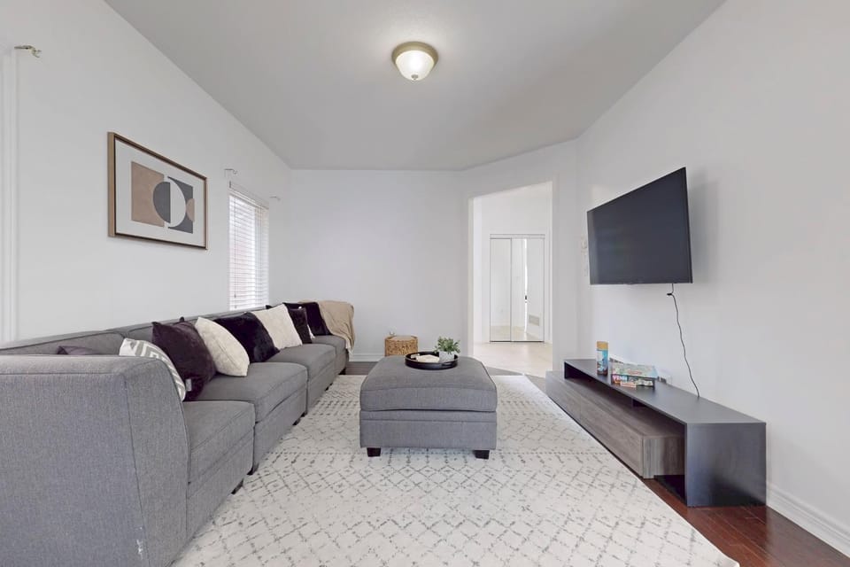 Charming 4-bed Home Away From Home in Brampton, ON Apartment in Brampton