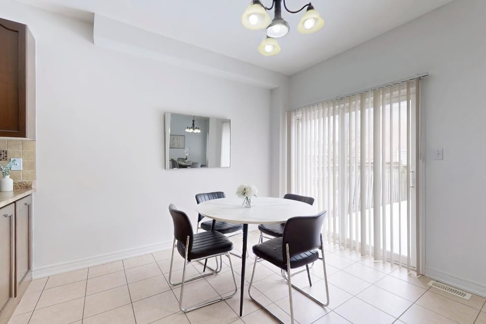 Charming 4-bed Home Away From Home in Brampton, ON Apartment in Brampton