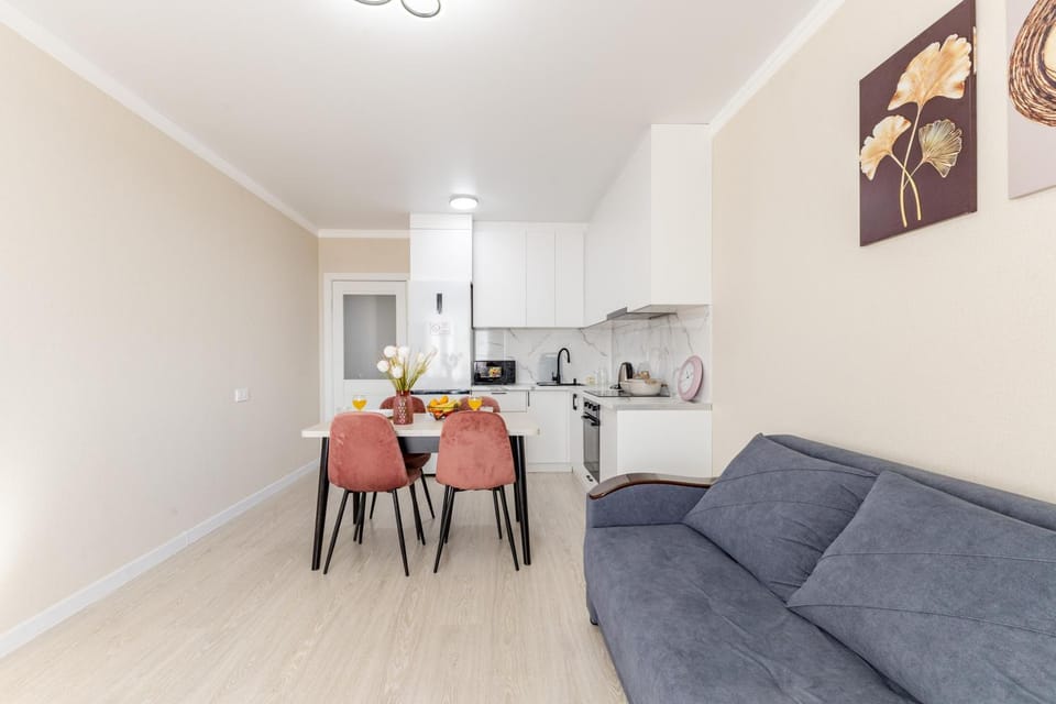 Coffee/tea facilities, Kitchen or kitchenette, Living room, Seating area, Dining area