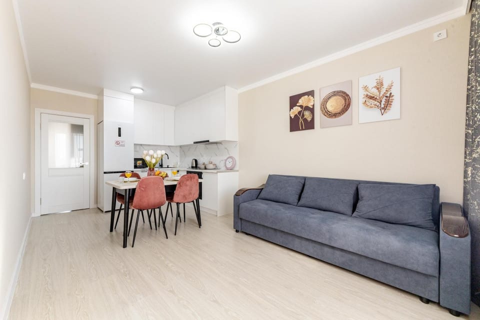 Kitchen or kitchenette, Living room, Seating area, Dining area