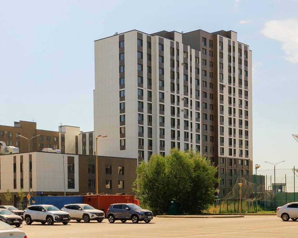 Property building, Day, Neighbourhood, City view, Street view, Location, Parking