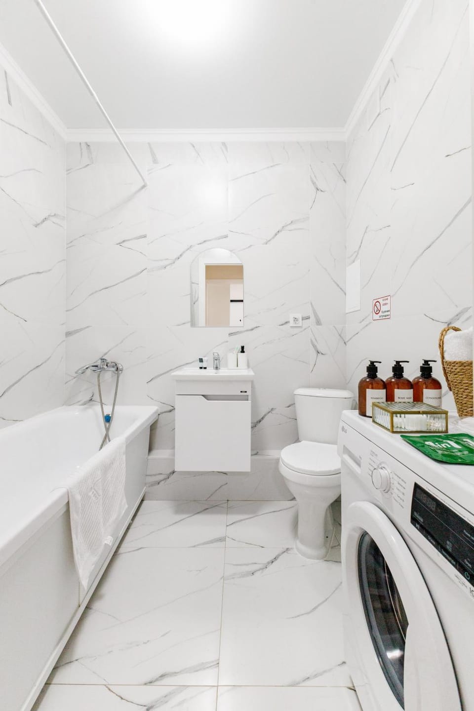 Toilet, Bathroom, Bath, towels, washing machine, dryer