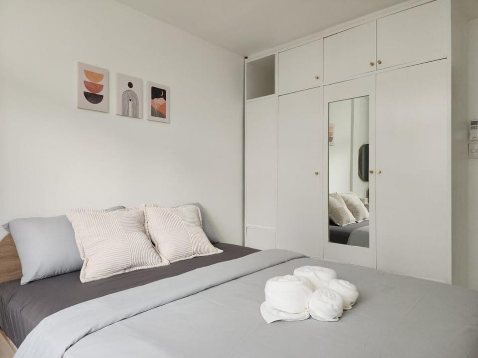 Bed, Bedroom, towels