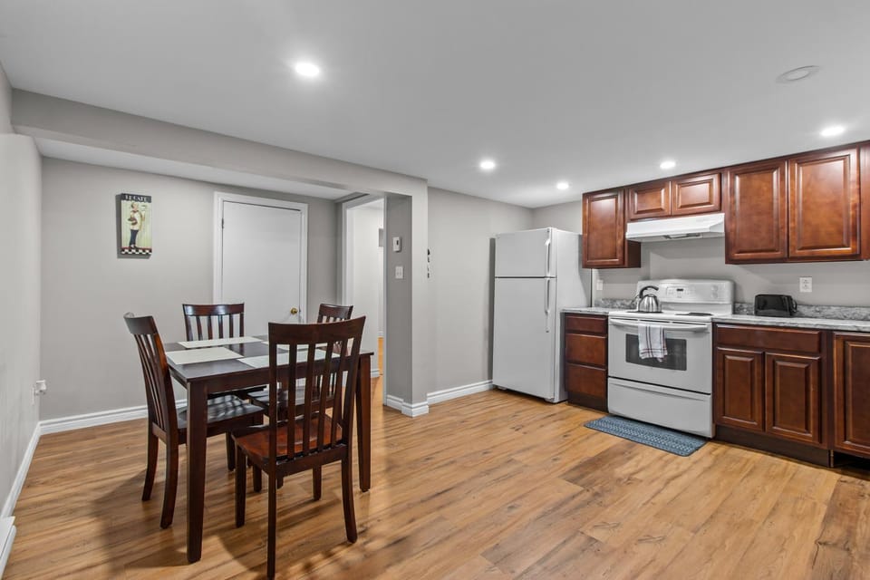 Stylish 2BR WiFi Parking MUN Walk Apartment hotel in St Johns