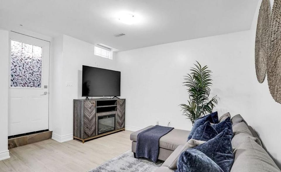Stylish Modern 2-bedroom Basement Suite Apartment in Brampton