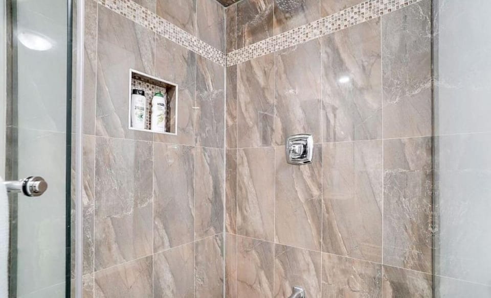 Stylish Modern 2-bedroom Basement Suite Apartment in Brampton