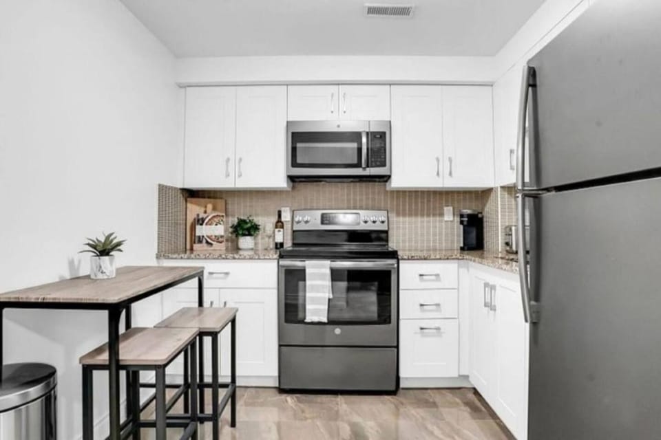 Stylish Modern 2-bedroom Basement Suite Apartment in Brampton