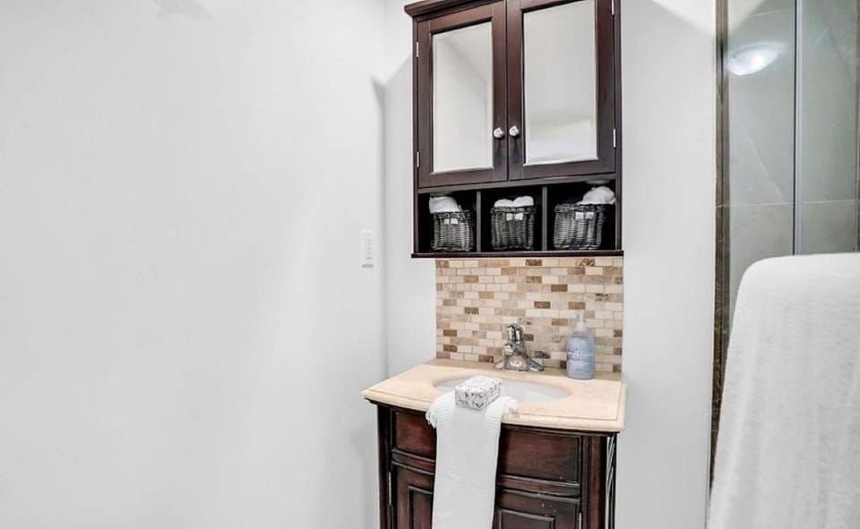Stylish Modern 2-bedroom Basement Suite Apartment in Brampton