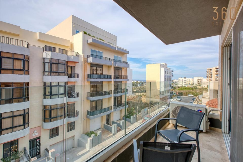 Day, Neighbourhood, View (from property/room), Balcony/Terrace, Living room, City view, Street view, Location, Parking