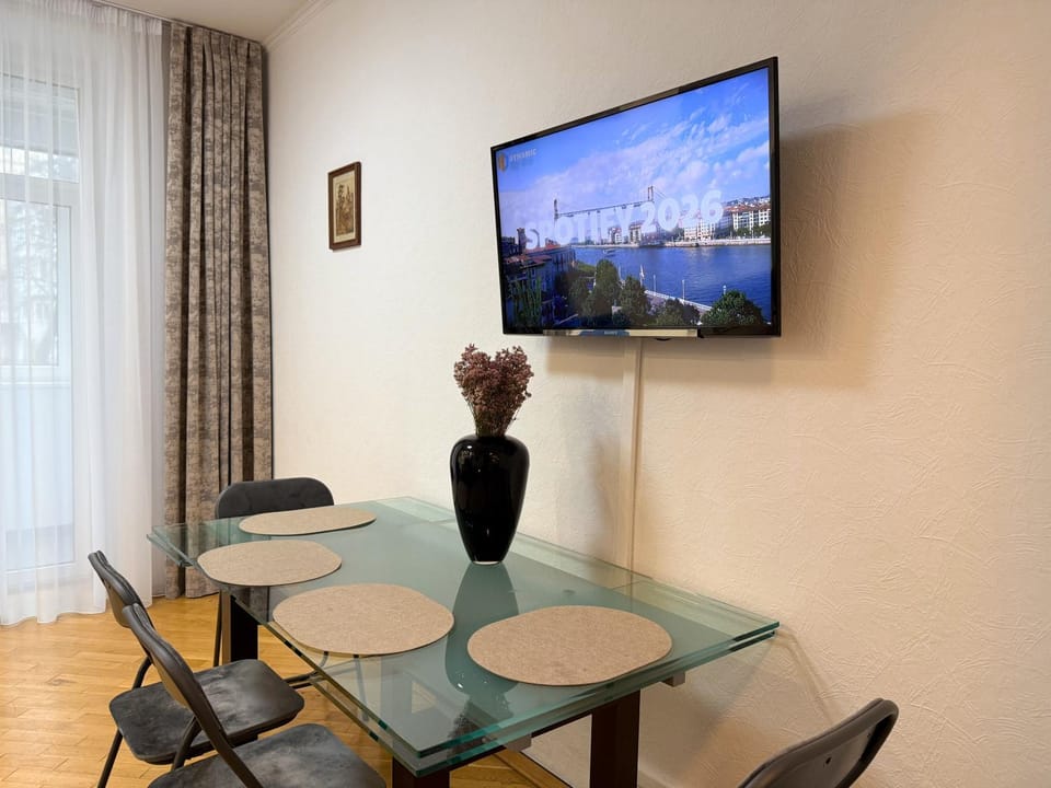 TV and multimedia, Living room, Dining area, Evening entertainment, kitchen