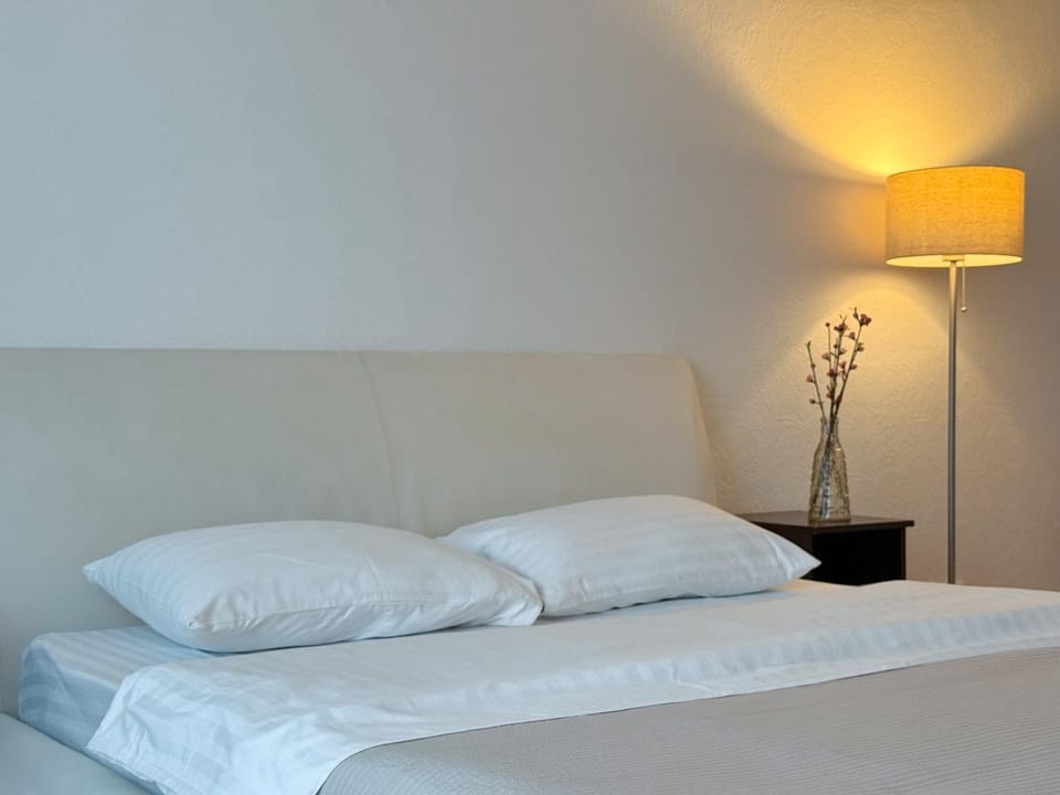 Bed, Photo of the whole room, Decorative detail, Bedroom
