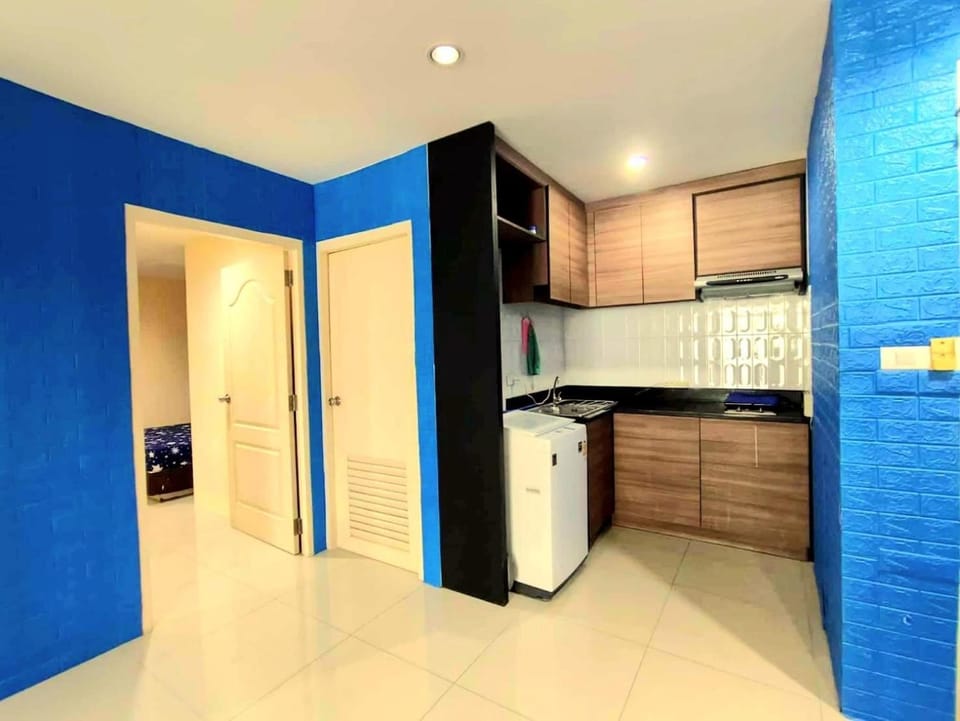 Kitchen or kitchenette, oven