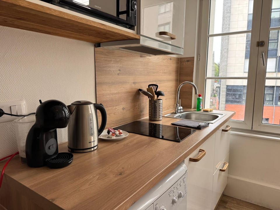 Coffee/tea facilities, Kitchen or kitchenette, stove
