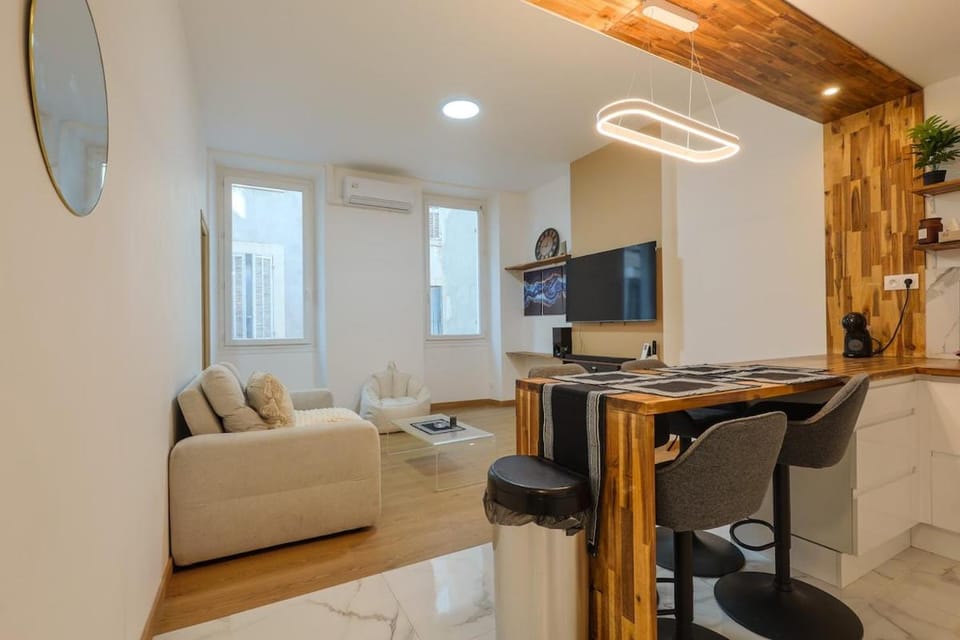 TV and multimedia, Kitchen or kitchenette, Living room, Seating area, Dining area