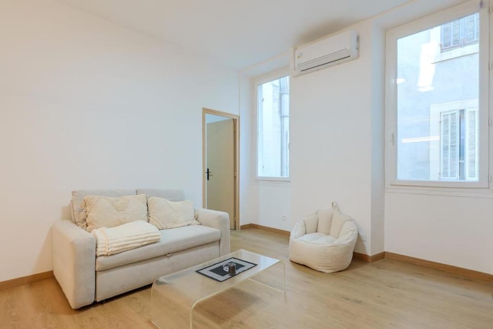 Living room, Seating area, air conditioner