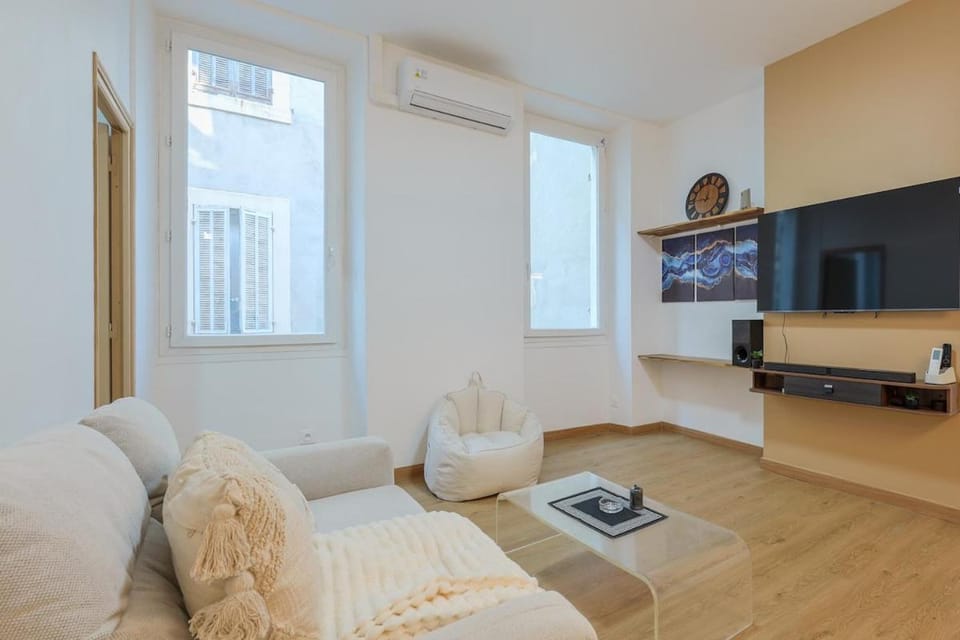 Bed, TV and multimedia, Living room, Seating area, Bedroom, air conditioner