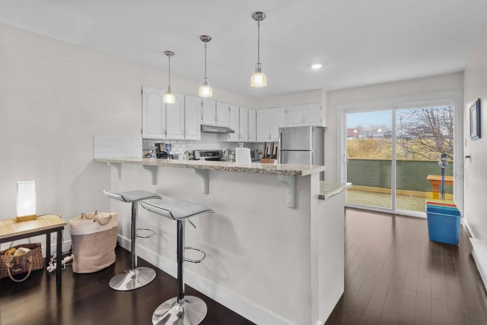 Quidi Vidi King 3 Doubles Parking Office House in St Johns