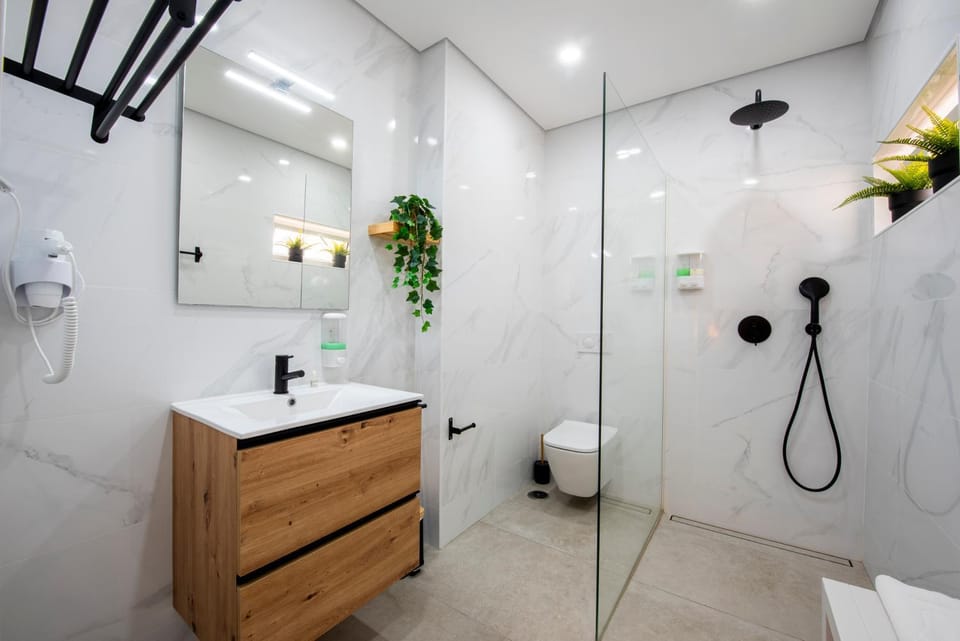 Shower, Toilet, Bathroom, towels