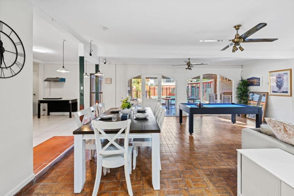 Sunny Stay 4BR with Pool in Prime Location House in Brisbane