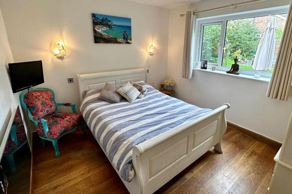 Bed, TV and multimedia, Photo of the whole room, Bedroom