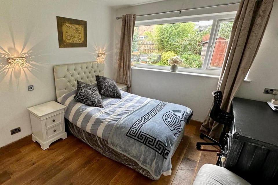 Bed, Photo of the whole room, Seating area, Bedroom