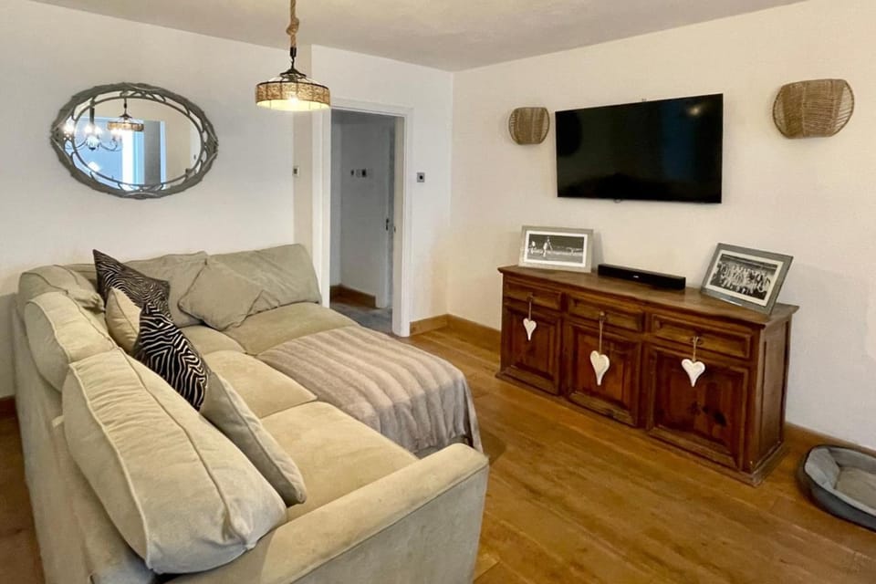 Communal lounge/ TV room, TV and multimedia, Living room, Seating area, Evening entertainment