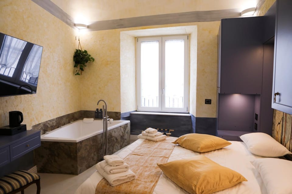 Bed, TV and multimedia, Coffee/tea facilities, Living room, Photo of the whole room, Decorative detail, Seating area, Bedroom, Bath, furniture, internet, locker, soundproof, towels, air conditioner