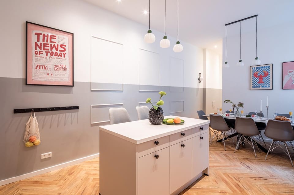 Kitchen or kitchenette, Living room, Seating area, Dining area