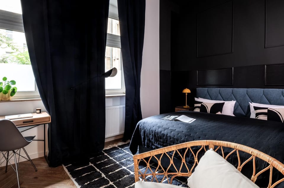 Bed, Photo of the whole room, Seating area, Bedroom