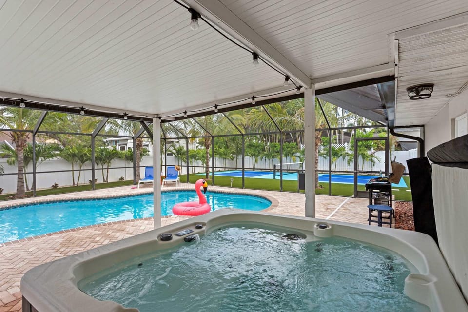 NEW Sunshine Getaway Heated Pool Hot Tub Games Villa House in Bradenton