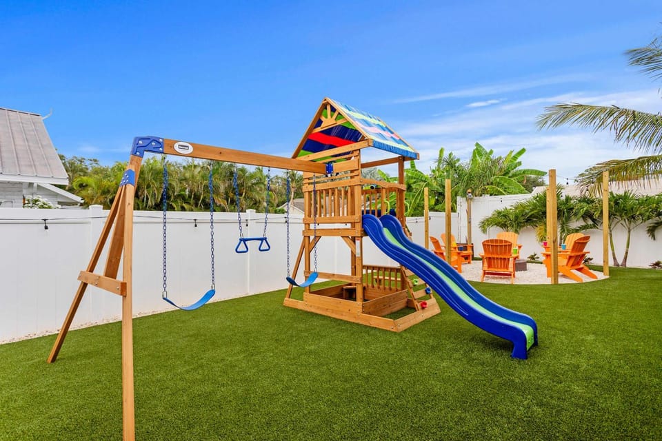 NEW Sunshine Getaway Heated Pool Hot Tub Games Villa House in Bradenton