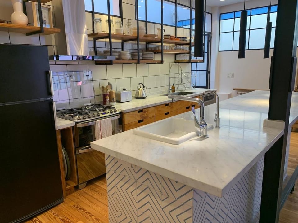 Kitchen or kitchenette, dishwasher, stove