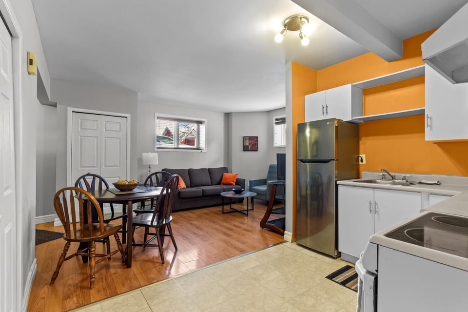 Modern 2BR Wi-Fi TV Off-Street Apartment hotel in St Johns
