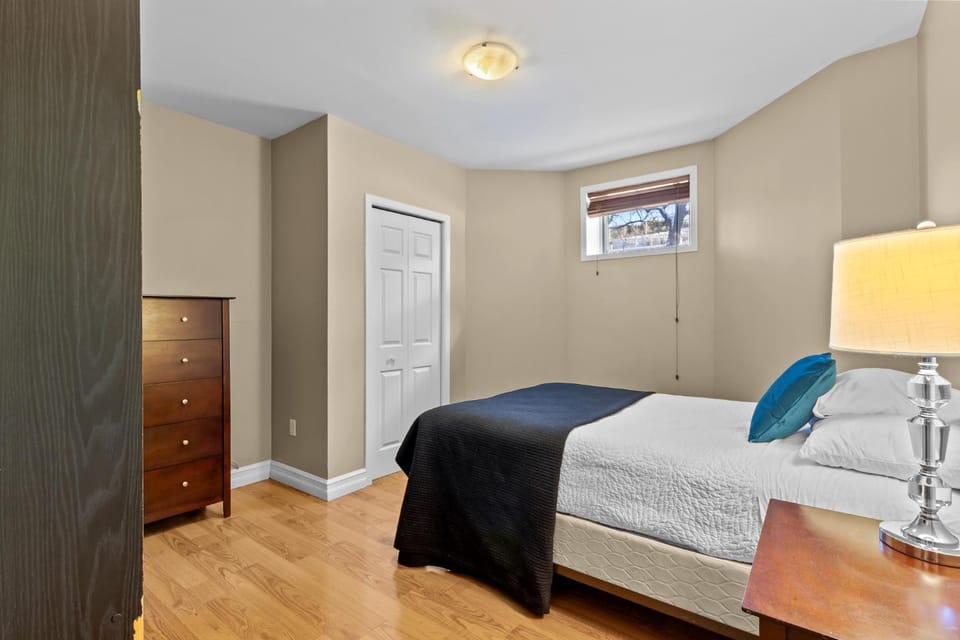 Modern 2BR Wi-Fi TV Off-Street Apartment hotel in St Johns