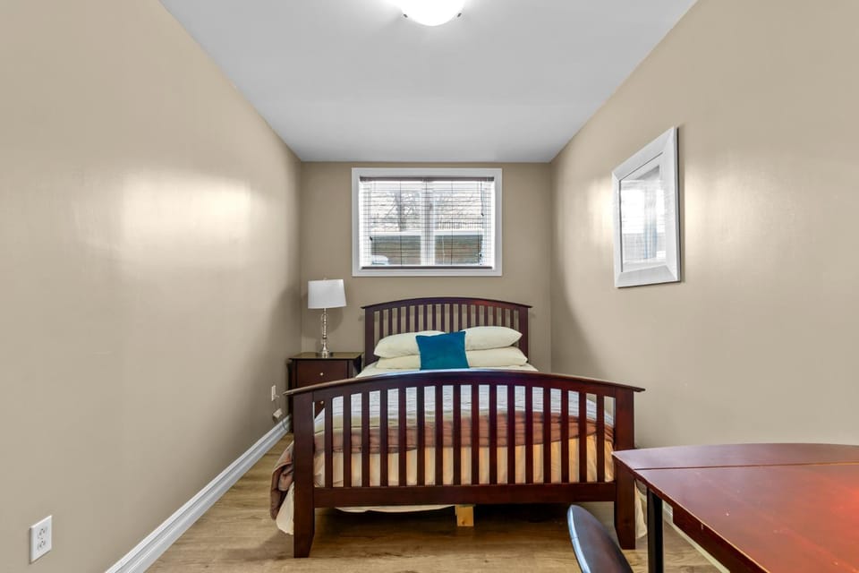 Modern 2BR Wi-Fi TV Off-Street Apartment hotel in St Johns