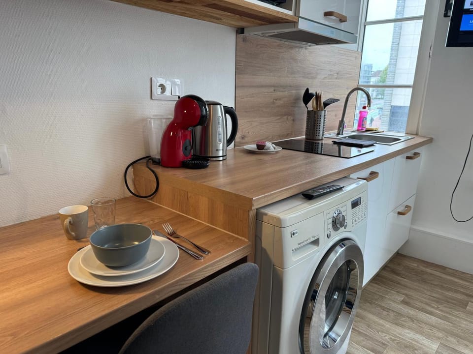 Coffee/tea facilities, Kitchen or kitchenette, stove, washing machine
