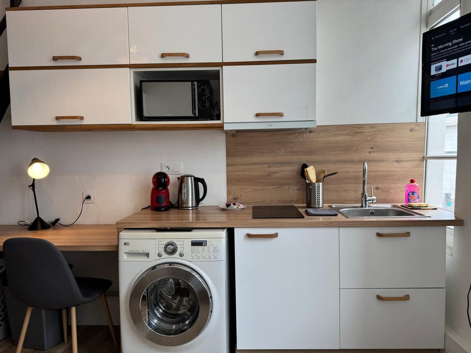 Kitchen or kitchenette, stove, washing machine