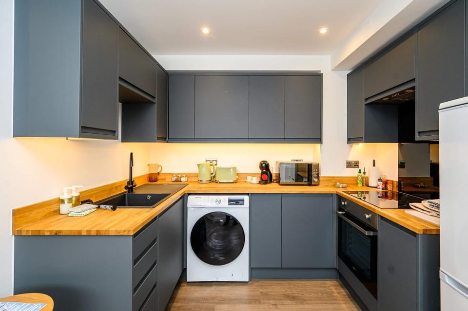 Coffee/tea facilities, Kitchen or kitchenette, oven, stove, toaster, washing machine
